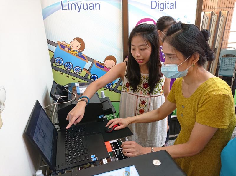 講師親切的指導學員操作雷雕機