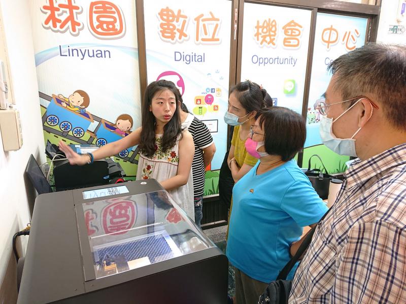 講師認真地說明雷雕機的特性