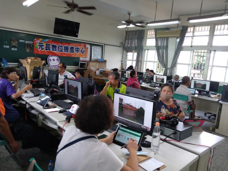 上課學員用心學習