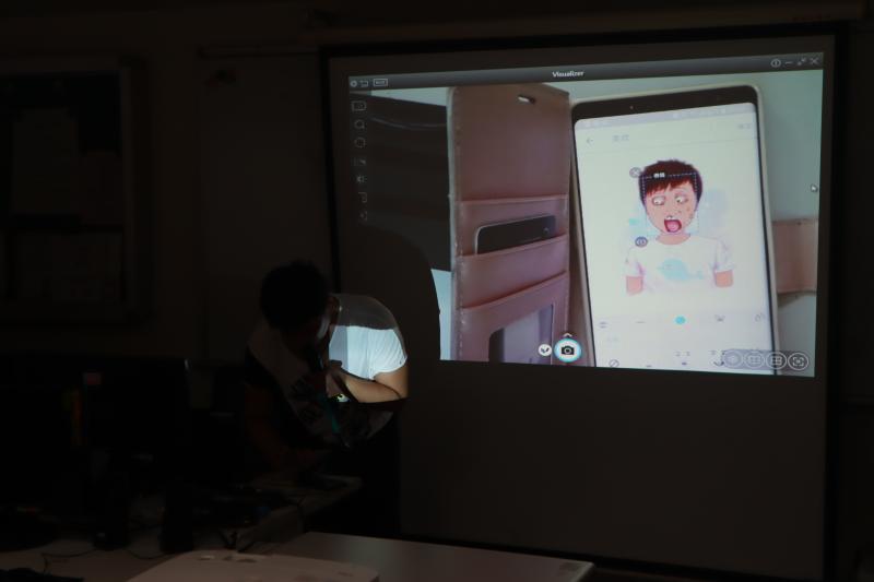 安琪老師示範如何製作個人創意圖像