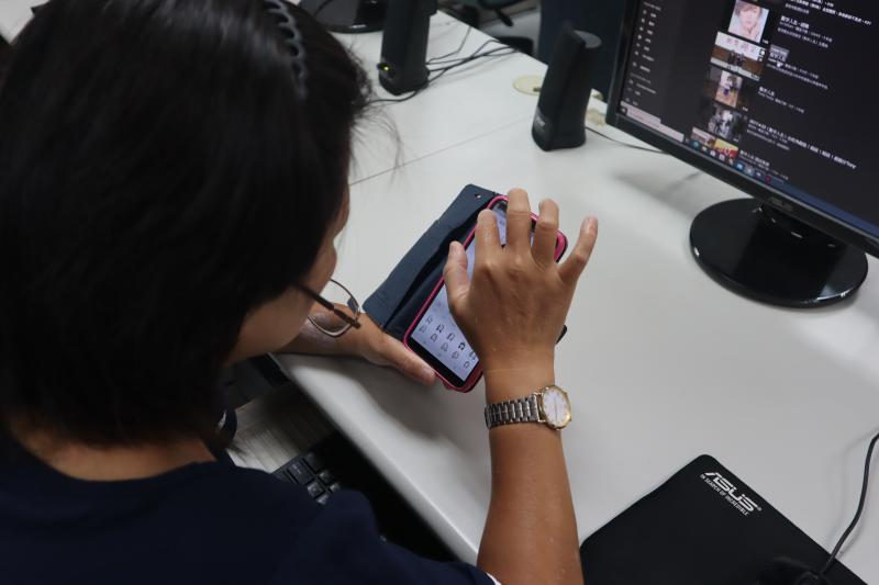 學員開始操作手機製作圖片