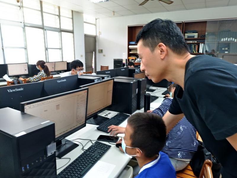 講師指導學員操作inkscape