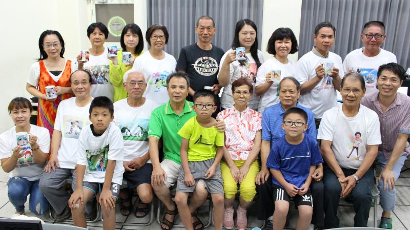 學員帶著上課成品大合照.手機制圖輸出超棒的