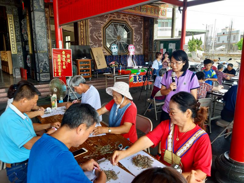 細碎香草開始防蚊包製作