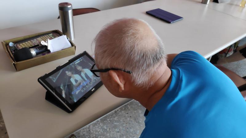 學員們開心的說他們的手機也要下載隨時可以聽音樂