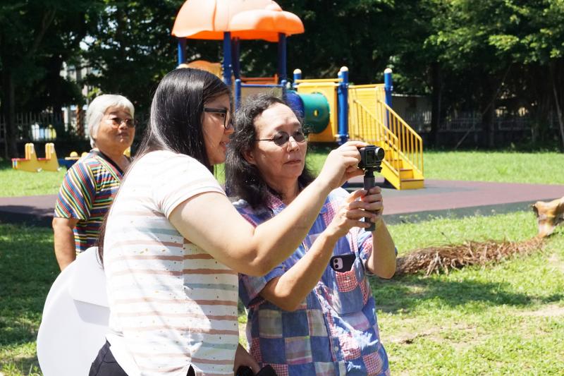 講師教導學員拍攝技巧