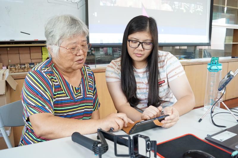 講師教導學員如何剪輯