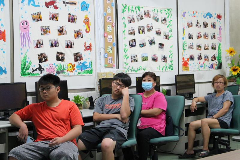 學員聽講師講解何為釣魚網站