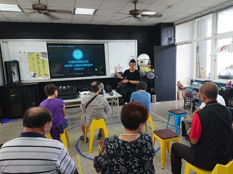 講師專注的分享飛行規範與空拍機的類型