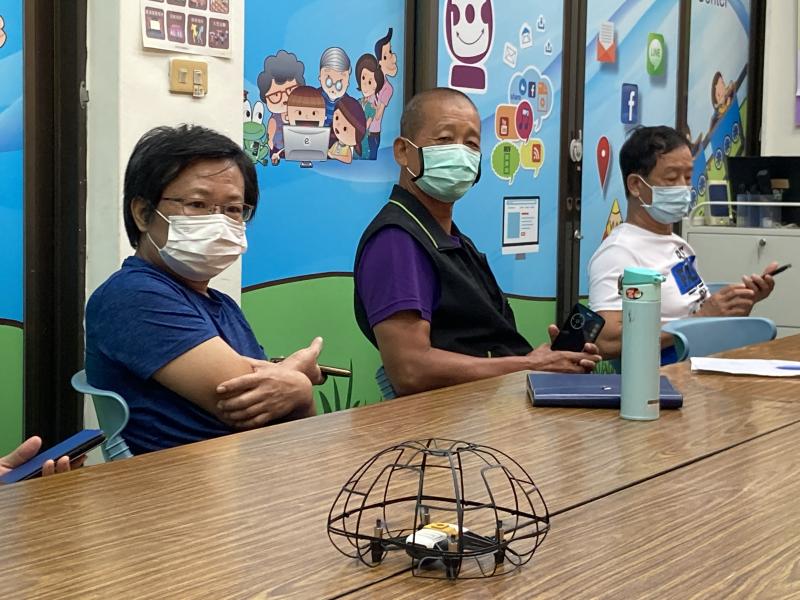 學員們對著新科技空拍機，眼神中充滿好奇與新奇