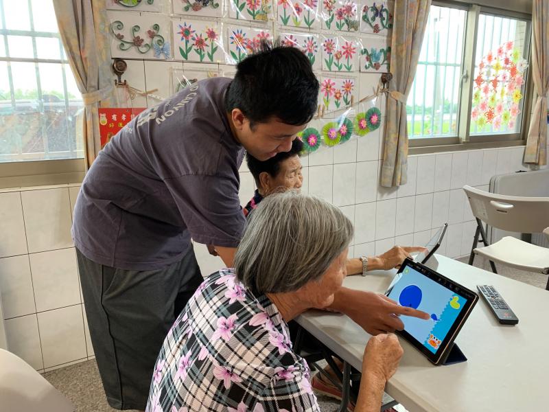 輔導團隊特色課程-佳禾里_志工協助指導學員操作平板