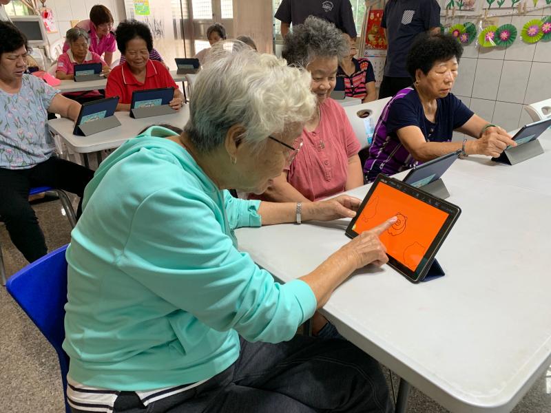 輔導團隊特色課程-佳禾里_阿嬤體驗平板很開心