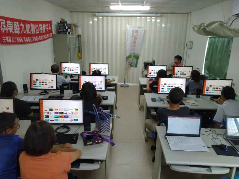 老師首先介紹,簡報軟體功能使用及產品簡報製作技巧，並運用 SmartArt 放入產品圖片、文字。