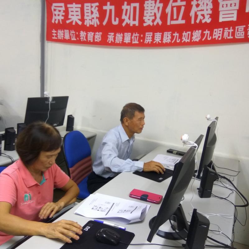 聽完老師解說後，學員開始練習簡報製作。