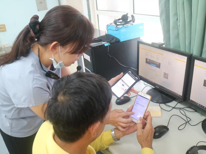 老師指導學員利用手機玩線上學習課程和闖關活動