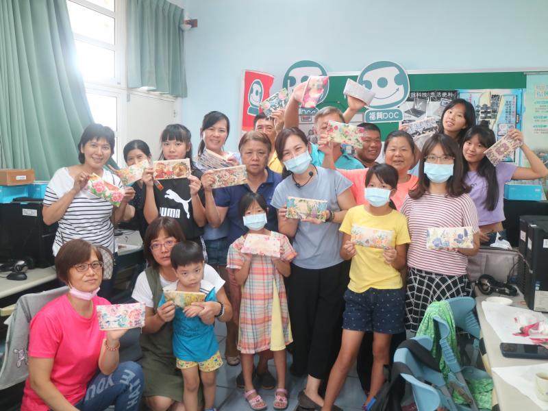 每個學員拿著自己的作品(線上學習蝶谷巴特)開心大合照