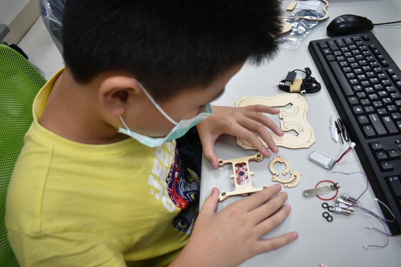 小學員專注的組裝四軸飛行器