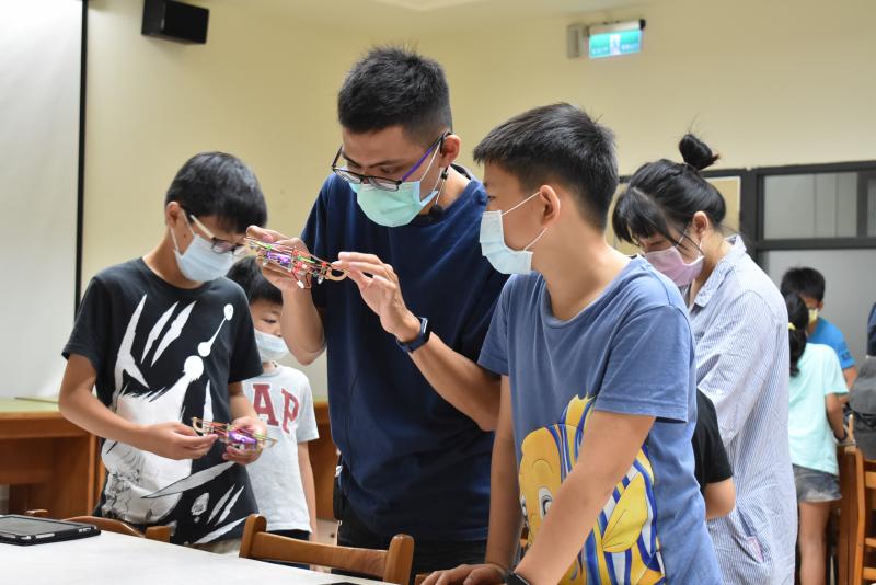 蒲信宏老師細心的指導小學員找出四軸飛行器無法飛行的原因