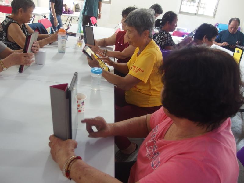 上課前 大家聚精會神的先玩遊戲