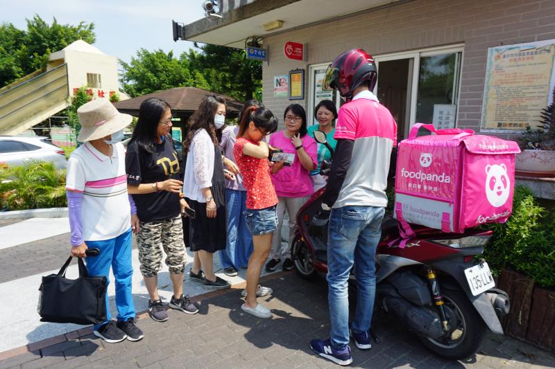 可以使用信用卡和現金支付