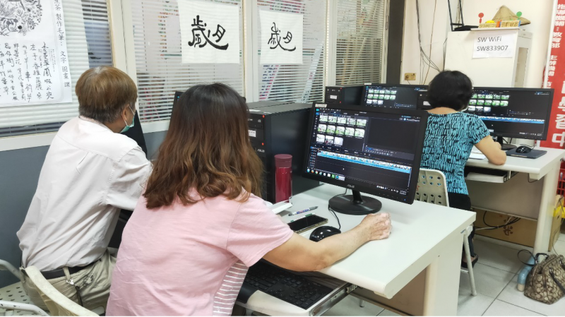 老師示範片頭和片尾的製作，學員跟著做，並能書寫筆記，以便回家能練習，加入文字稿。