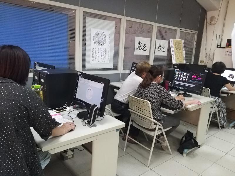 學員來說是第一次的初體驗，CD或DVD封面設計，Photoshop仿製印章工具使用，興趣濃厚超開心。