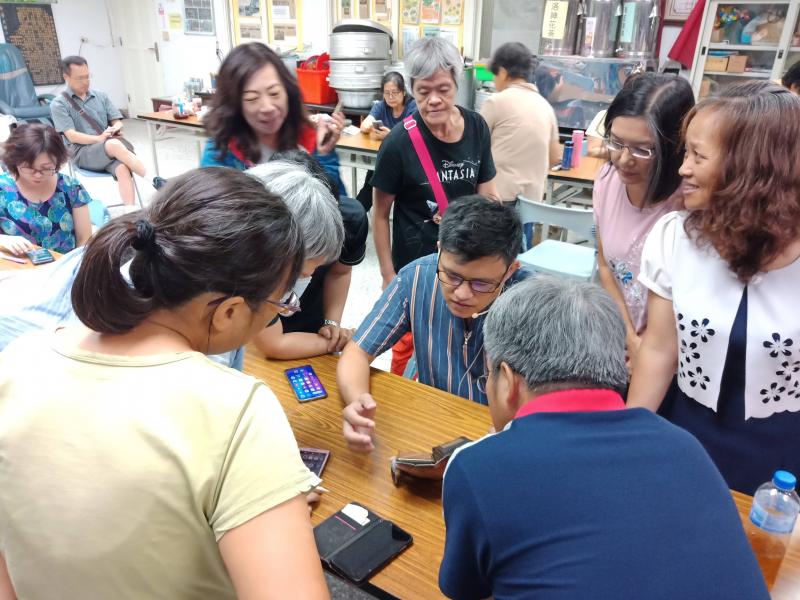 學員熱絡的互相討論中