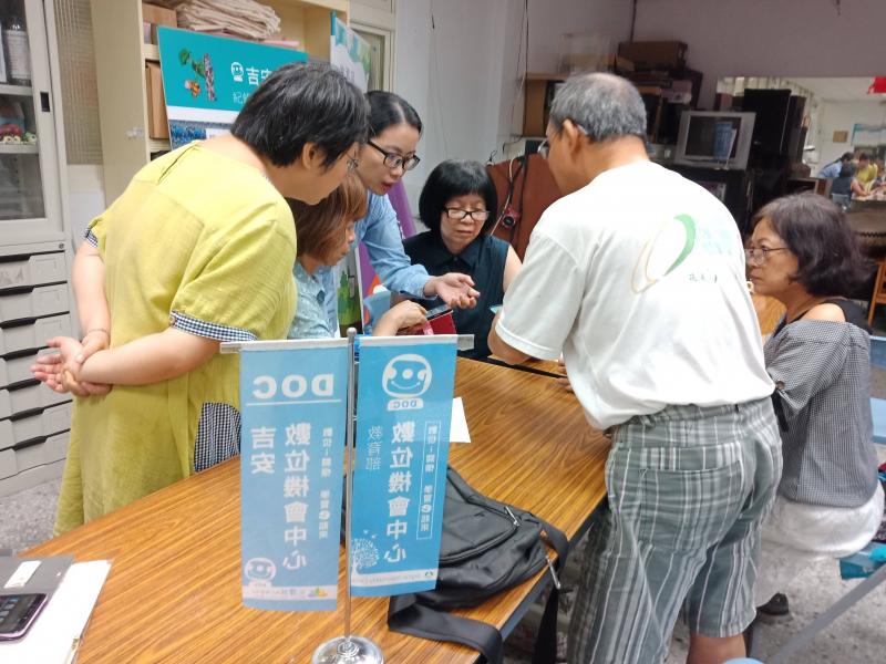 聆聽講師的示範學中