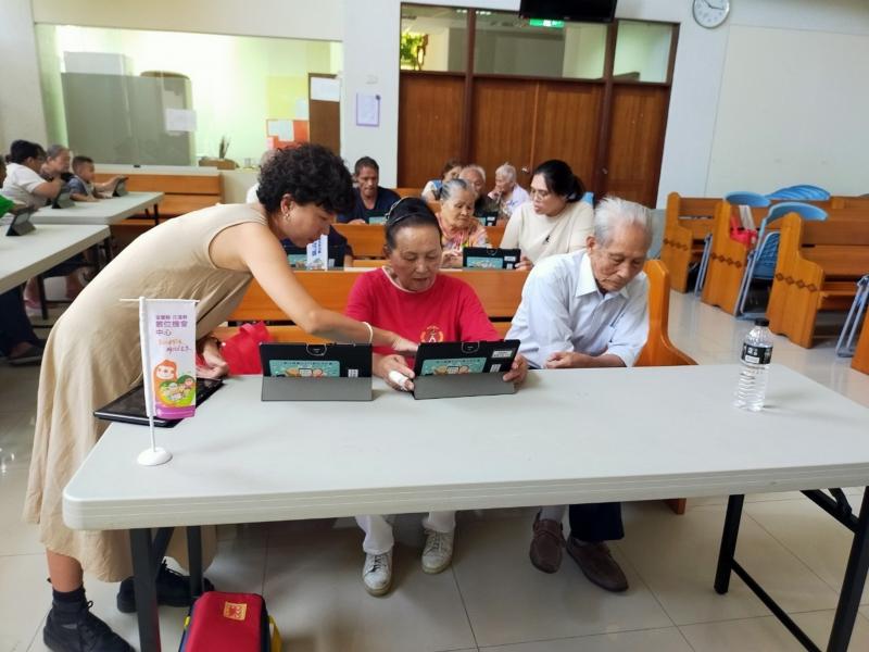 講師認真的協助每一位學員們，讓他們都能夠體驗使用平板的樂趣。