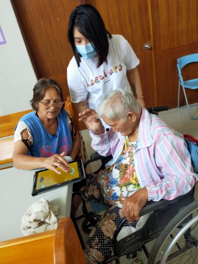 學習數位平板不分年齡，學員們秉持活到老，學到老的精神。