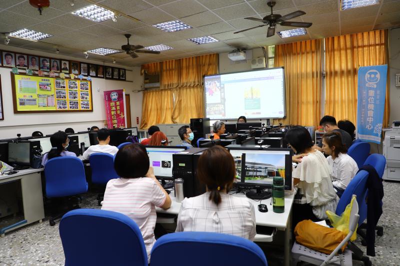 學員們認真聽講