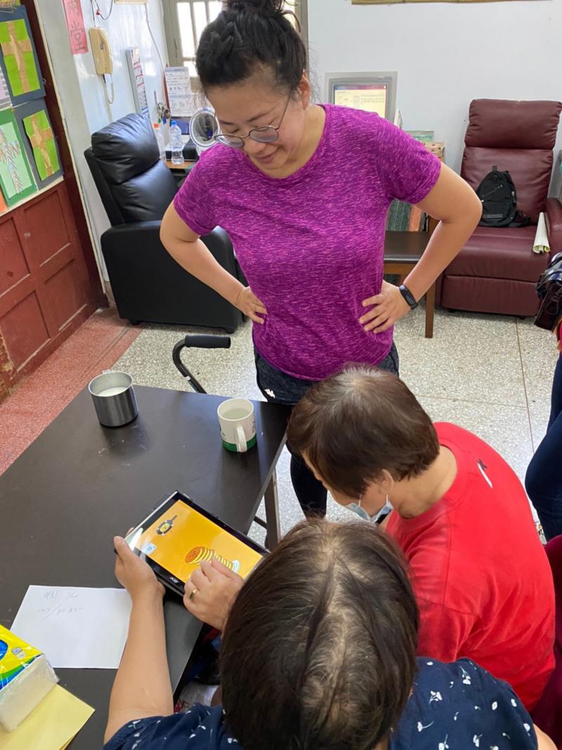 講師透過手機遊戲APP，幫助學員們促進腦部的運用，以及活絡手指末梢神經。