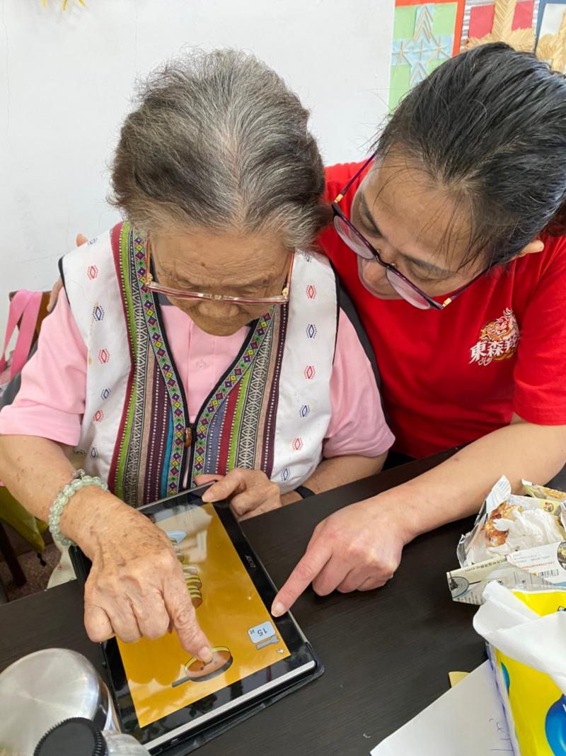 文健站志工們也一同參與陪伴，教導長者學員們進行平板ＡＰＰ課程。