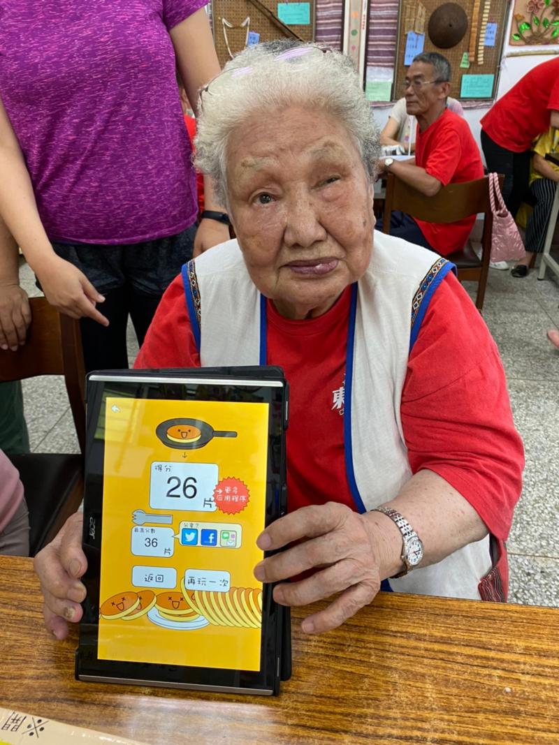 長者學員們喜悅的分享自己在（疊鬆餅遊戲ＡＰＰ）所得獲的分數。