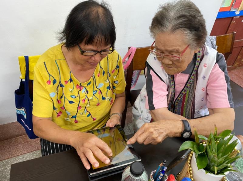 學員們專注地在進行數位平板的遊戲。