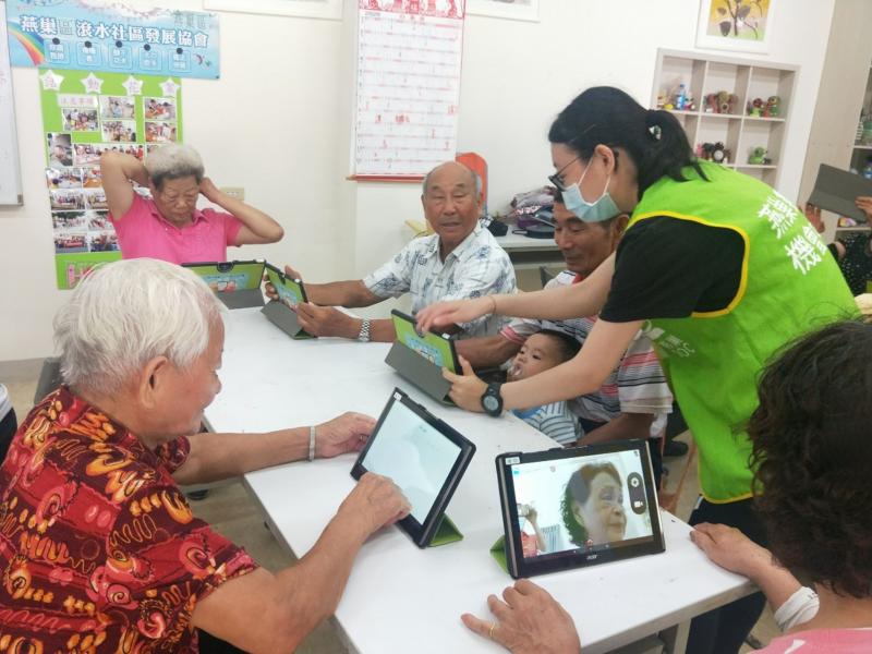 學員學習如何使用平板拍照