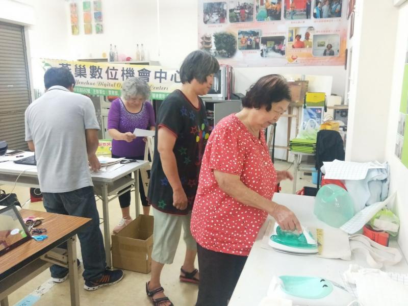 學員自己操作如何將作品熱轉印