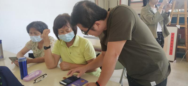 老師指導學員影音的排版