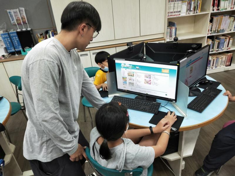 老師教導學員開啟國立公共資訊圖書館的電子書服務平台。