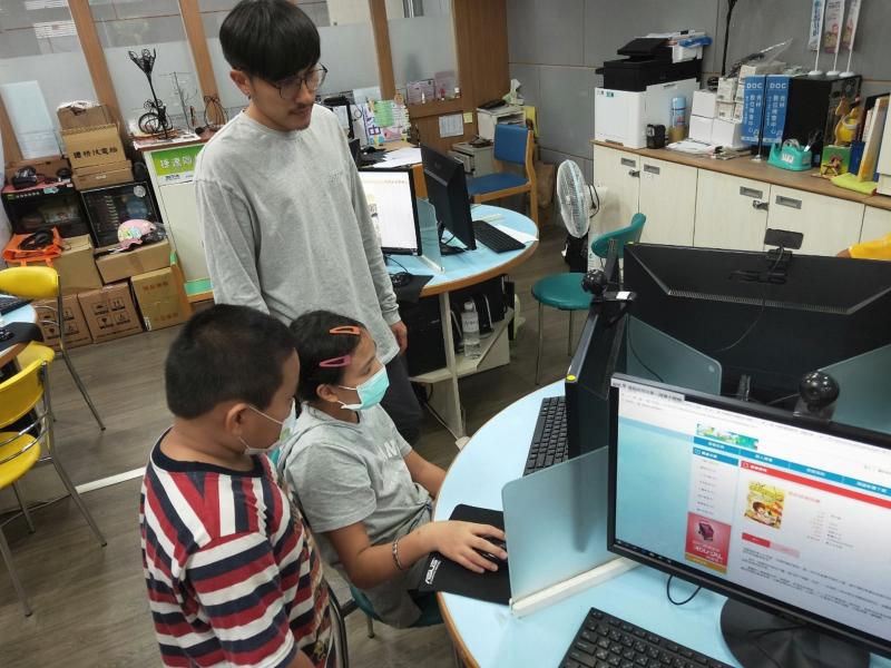 學員們親自體驗線上閱讀電子書。