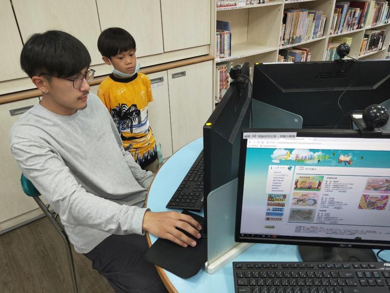 老師協助學員註冊電子書服務平台帳號。