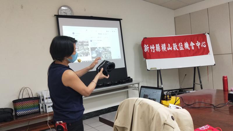 講師介紹VR的功能及穿戴方式