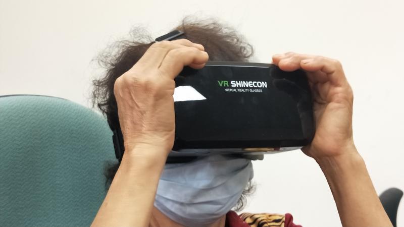 學員觀看VR眼鏡下的水中世界