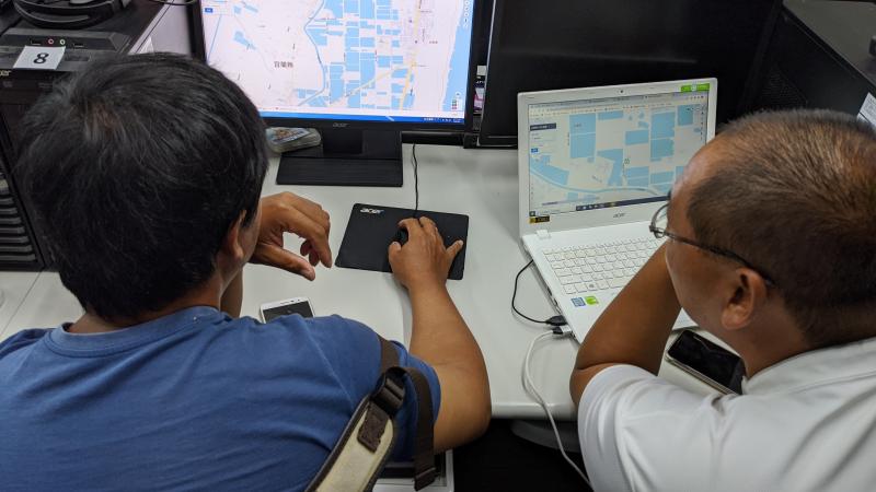 牛頭司的夥伴來上課還自備個人電腦，以便確定回家能持續應用