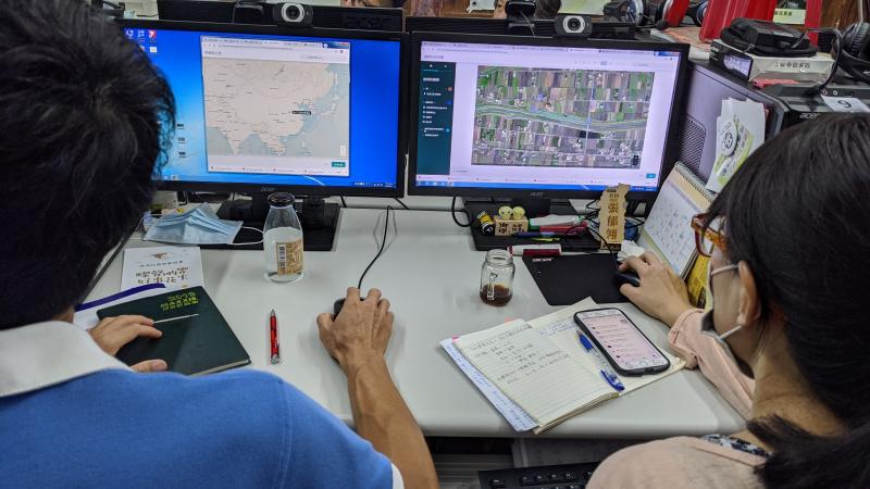 行健有機村的兩位學員跑到壯圍DOC學習數位課程