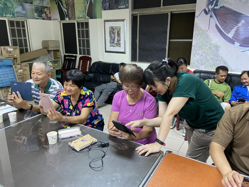 講師指導學員操作手機APP修圖軟體