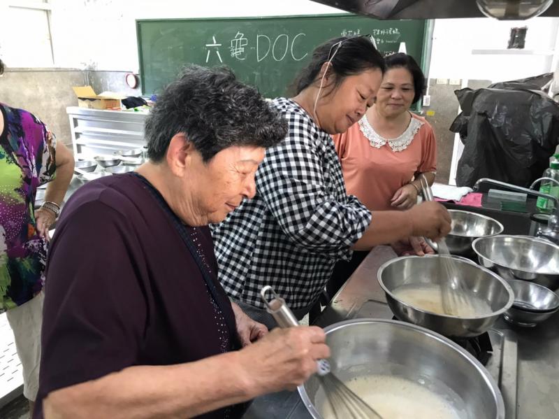 阿嬤很少做過西式小甜點，特別開心