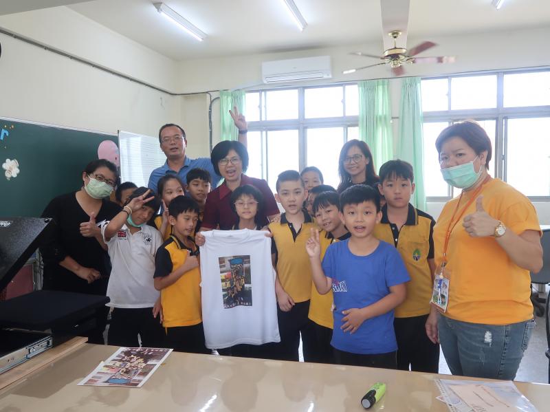 馬怡慧老師帶領學員專屬圖貼