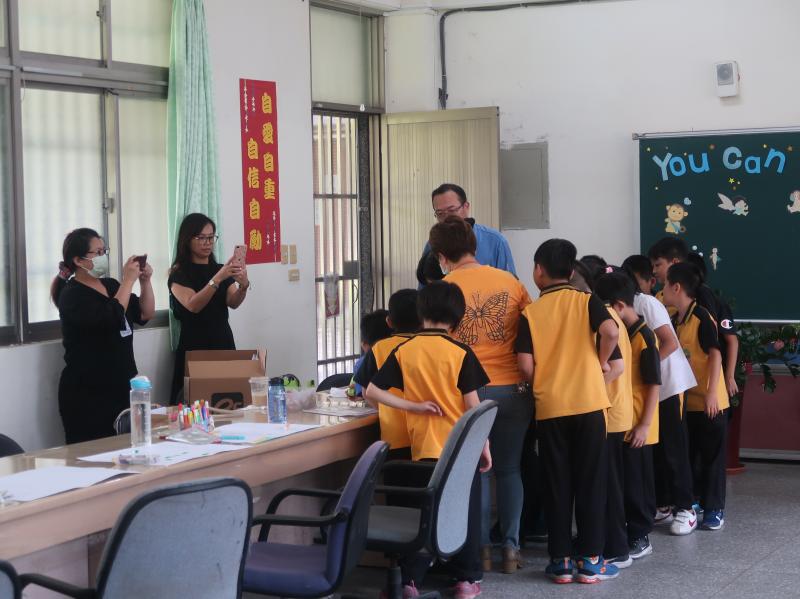 小朋友認真做漂亮的衣服