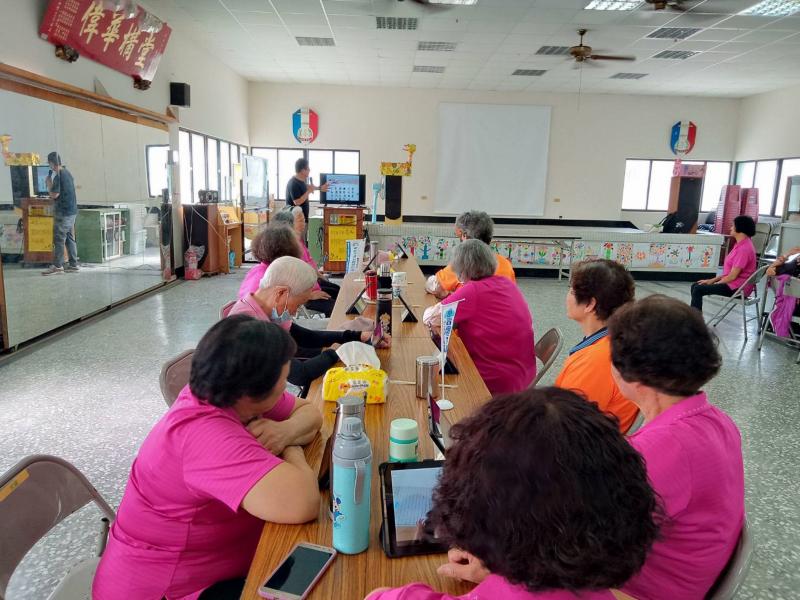 老師詳細講解app的使用方式，讓學員快速了解。